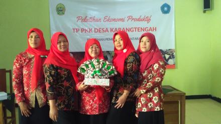 Pelatihan Ekonomi Produktif : TP PKK Desa Gelar Pelatihan Pembuatan Hantaran