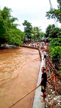 Hujan Terus Menerus, Warga Dusun Karangtengah Memantau Kondisi Kali Celeng