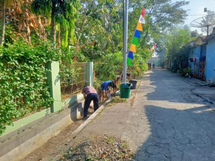 Warga Kemasan RT 05 Gotong Royong Bersama Bersihkan Selokan   